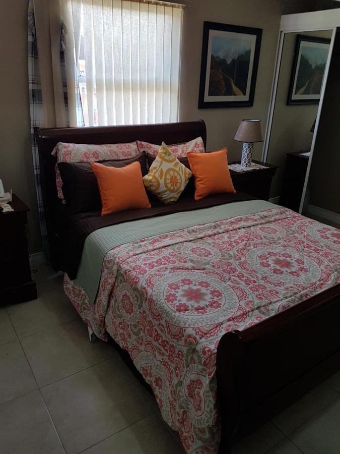 New Kingston Luxurious Secure Condo Exterior foto