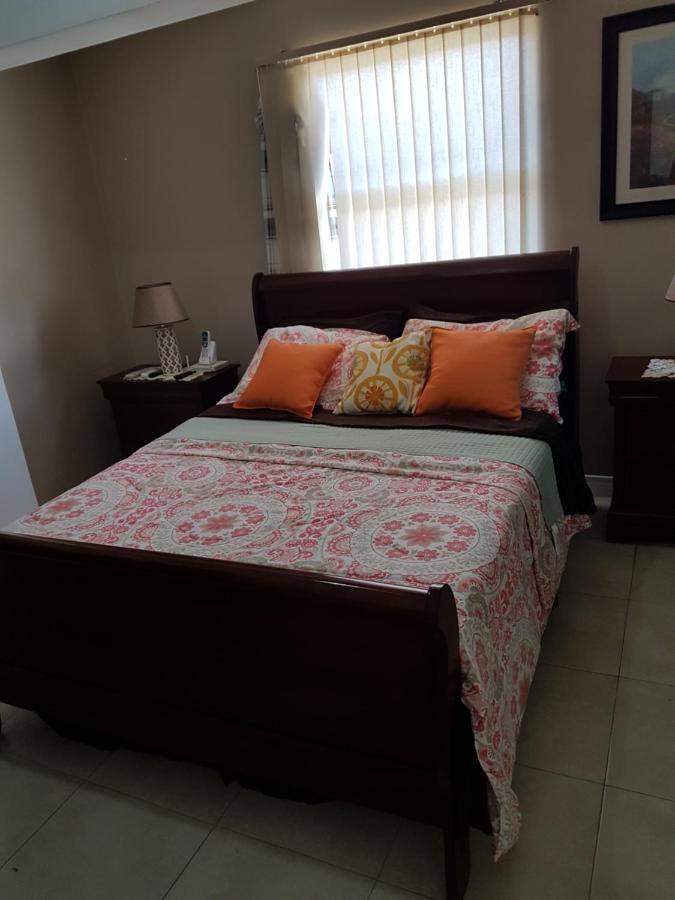 New Kingston Luxurious Secure Condo Exterior foto
